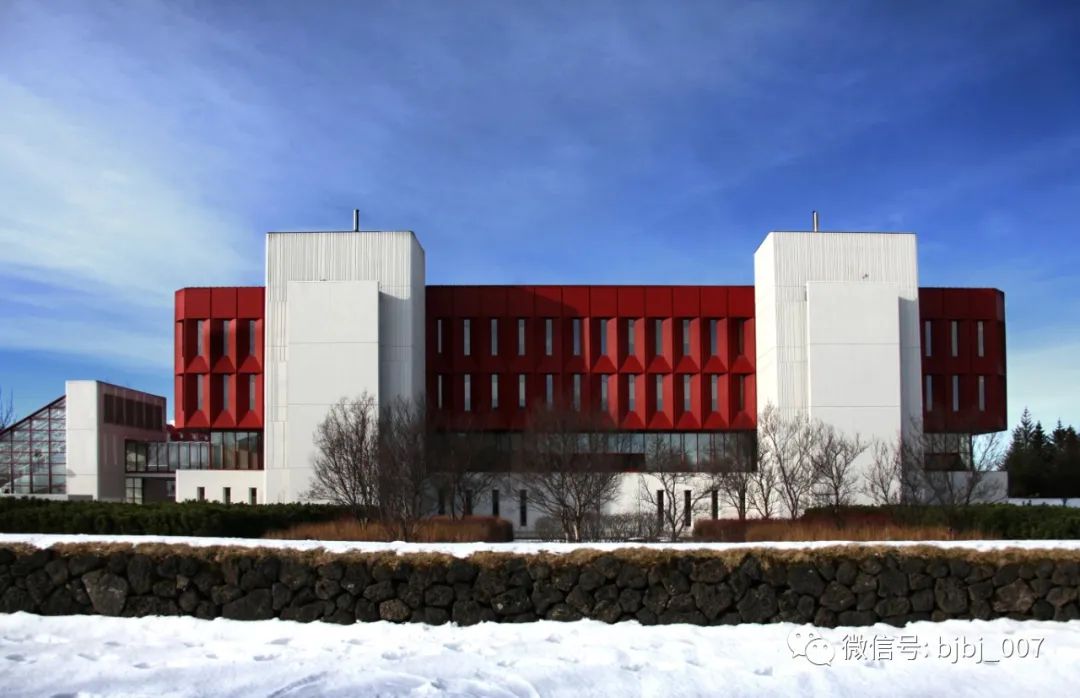 冰岛国家图书馆有个很长的名字:冰岛国家与大学图书馆(landsbókasafn