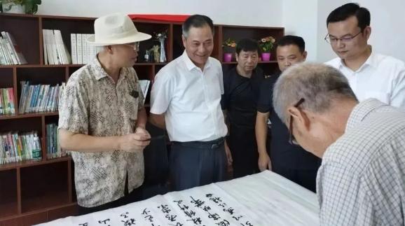 消息显示:省委老干部局副局长皮巨飞一行来长开展调研