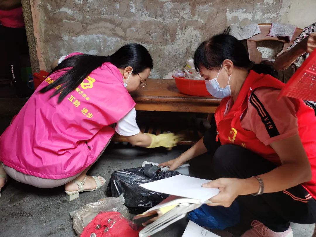 潮州市妇联党支部联合湘桥区凤新街道花园村党委开展志愿服务主题党日