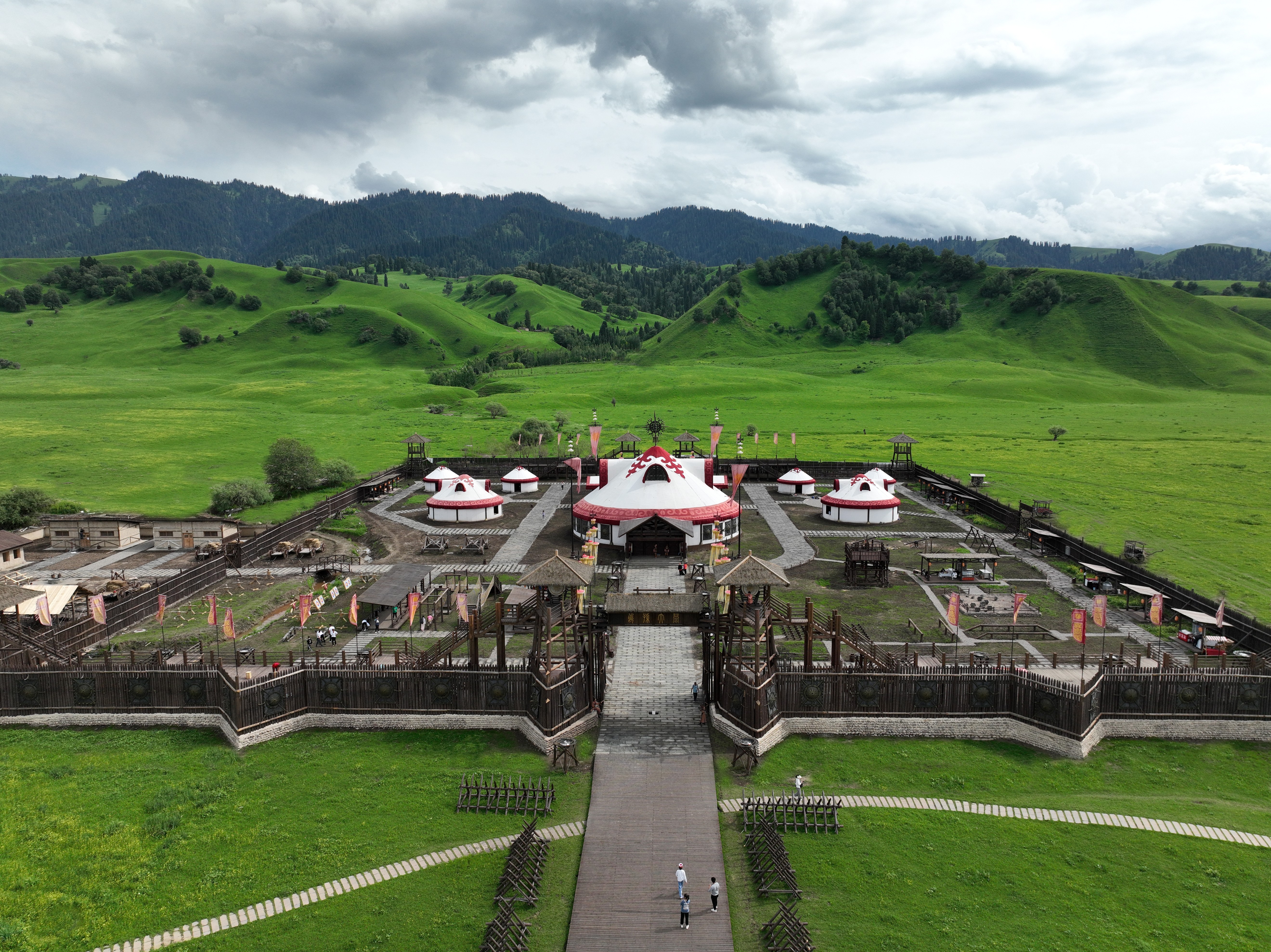 乌孙大营那拉提乐队揭牌仪式结束后,来自全国的百名作家深入那拉提