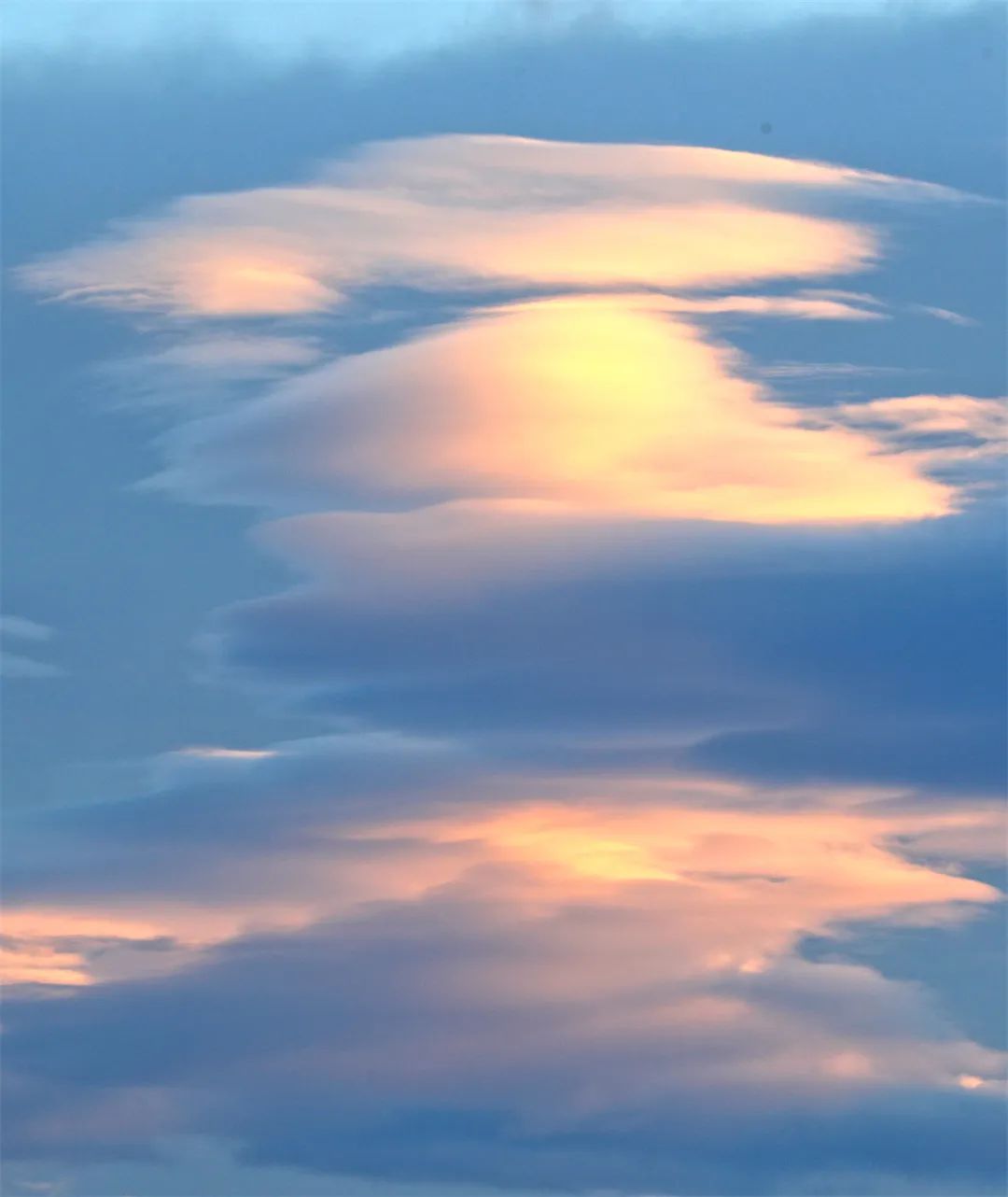 七彩云霞腾冲起