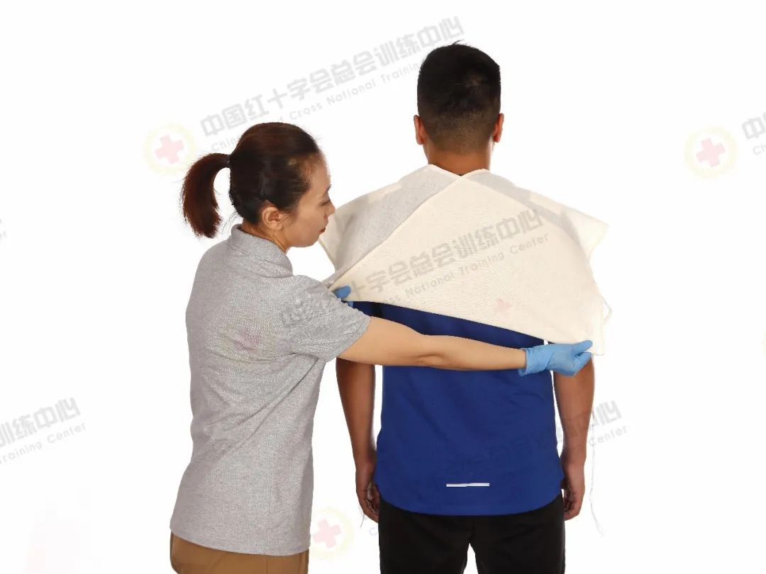 救在身边|现场包扎技术之三角巾双肩包扎