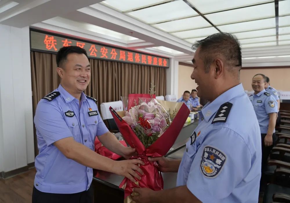 7月20日,是鐵東區公安分局情指中心四級高級警長劉金華退休的日子.