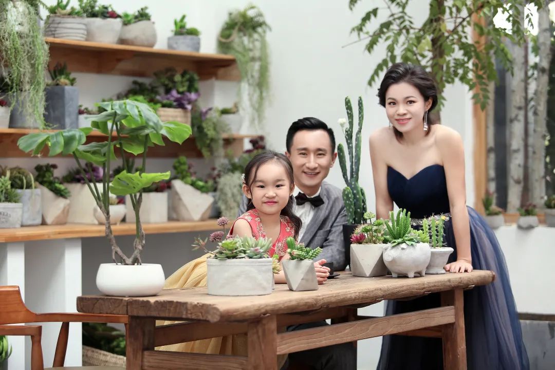 赵鑫在毕业的时候迎娶了同桌的她,之后成为两条汪星人的铲屎官,又在