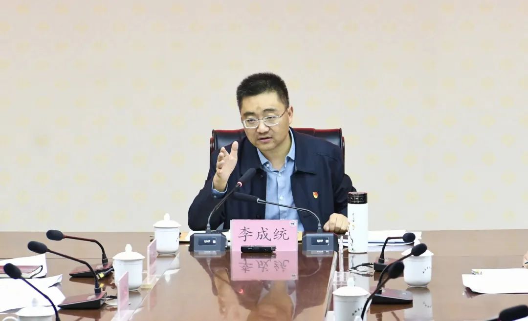 交流过程中,李成统结合自身经历和比如实际与参训学员进行了一对一的