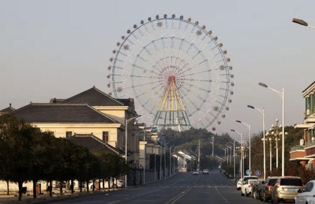 一个超级豪华摩天轮,一个星级酒店,以及一个高尔夫练习场等在花园村的