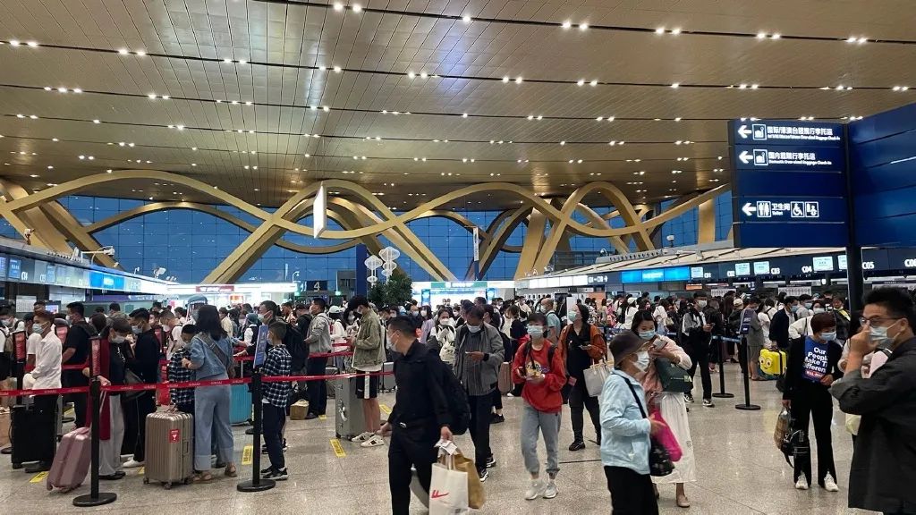 昆明机场旅客吞吐量升至首位旅客六点半的昆明机场人山人海