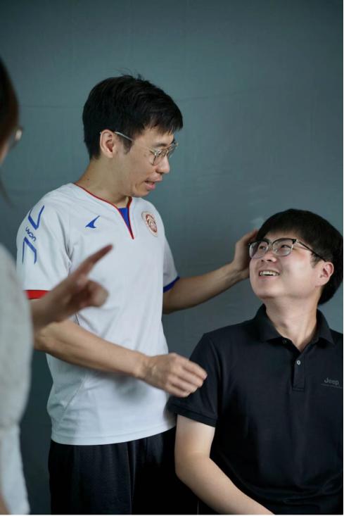 选调生赵坤和他的硕士生导师王洪喆在领队老师,新闻与传播学院副教授