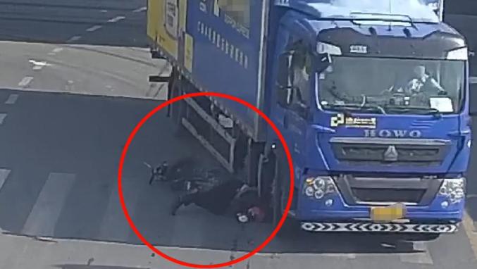 被撞一下又被碾压一下 他的脑袋没啥事儿 一盔一带