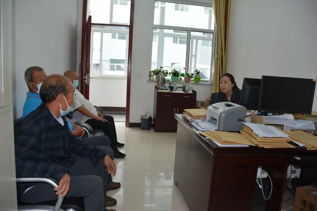 会上,县委政法委副书记郎俊峰宣读了省高级人民法院,省人民检察院等四