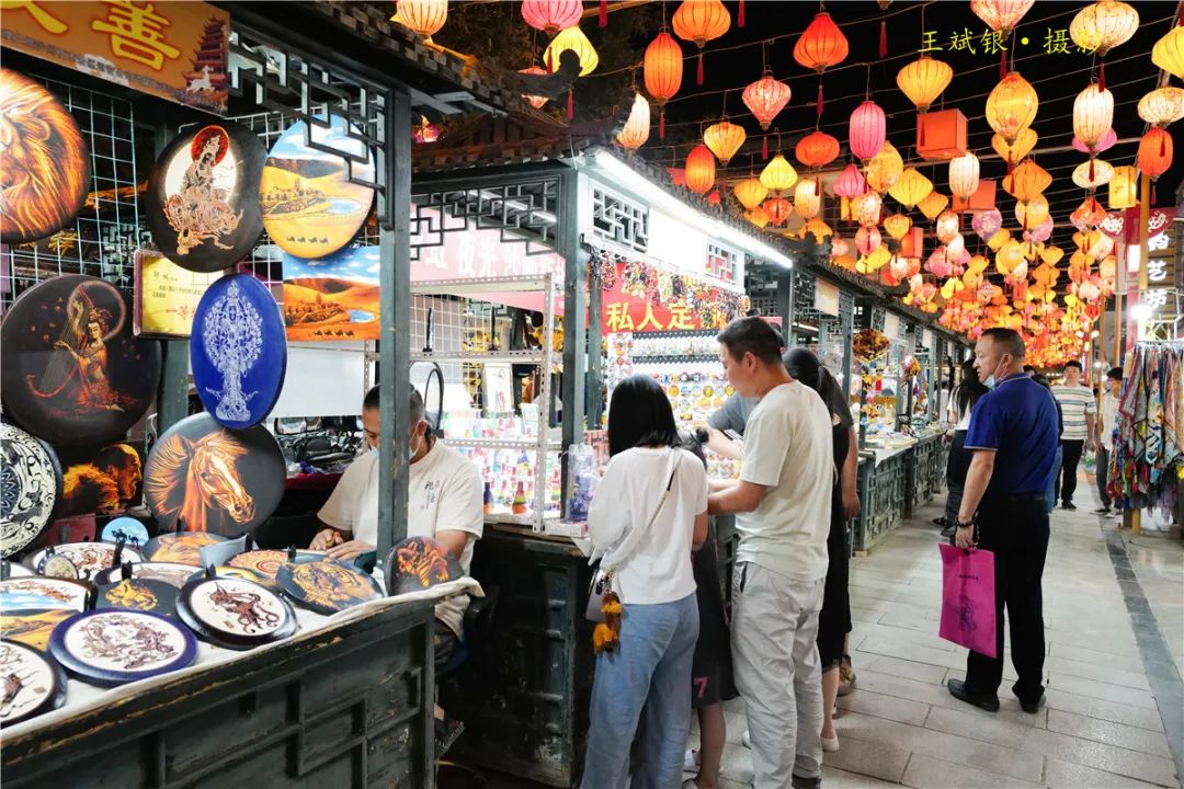 甘肃敦煌夜市亮起来夜经济活力再现