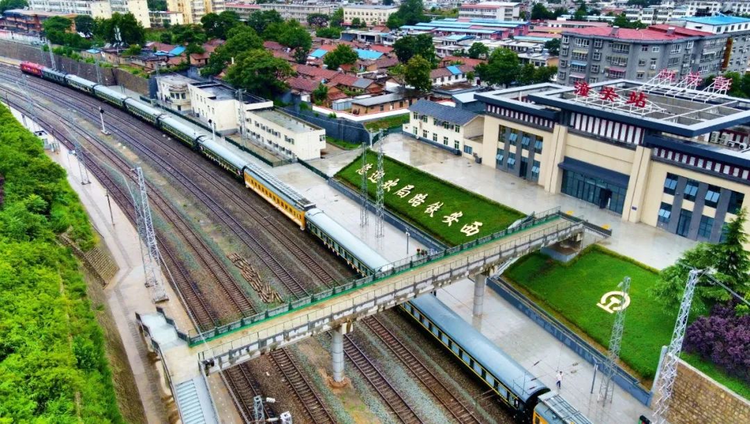 "会聚良缘 幸福列车"途经新丰镇车站编组场"会聚良缘 幸福列车"途经