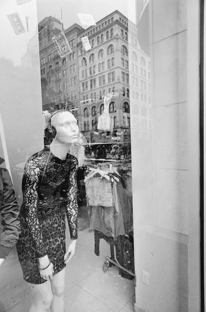 李·弗里德兰德(lee friedlander)是美国最伟大的摄影师之一,在过去50