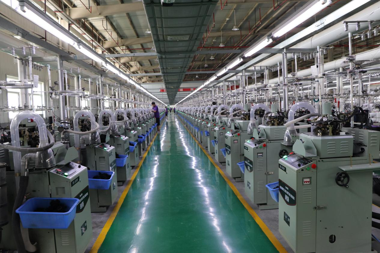 20日,位于达坂山工业园的新疆唐锦纺织有限公司车间正热火朝天地生产