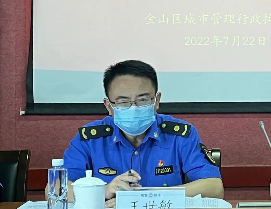 沈希忠对全区城管执法人员提出三点要求:一是执法者必须知法,做法律的