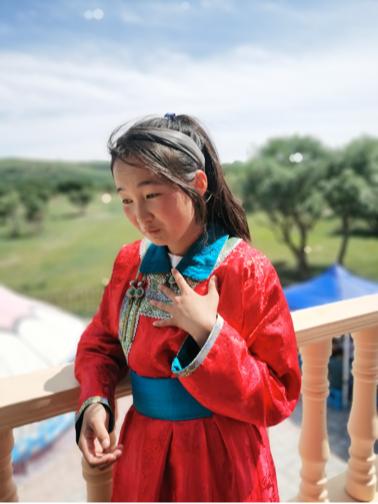 内蒙古西乌旗牧民之女呼琳我在草原也能看到世界