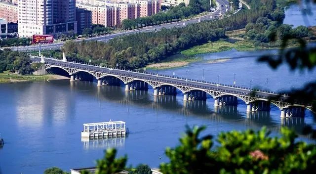 吉林市公安局交通巡逻警察支队关于龙潭大桥改造维修工程施工期间实行