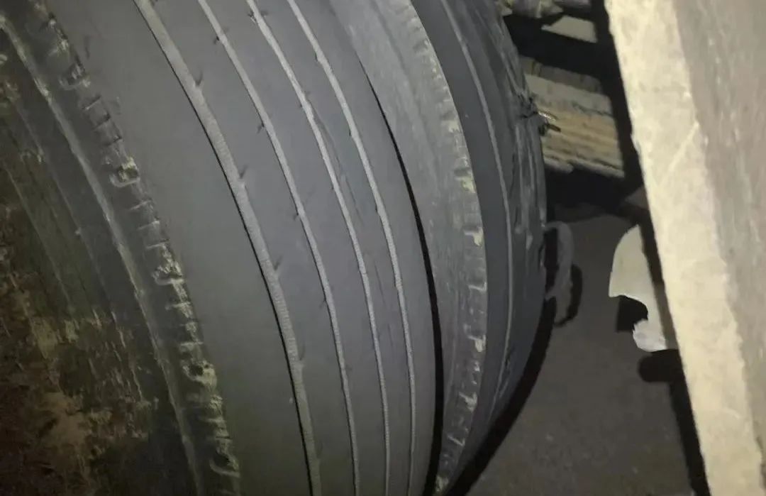 警民连心货车爆胎窝心交警援助暖心