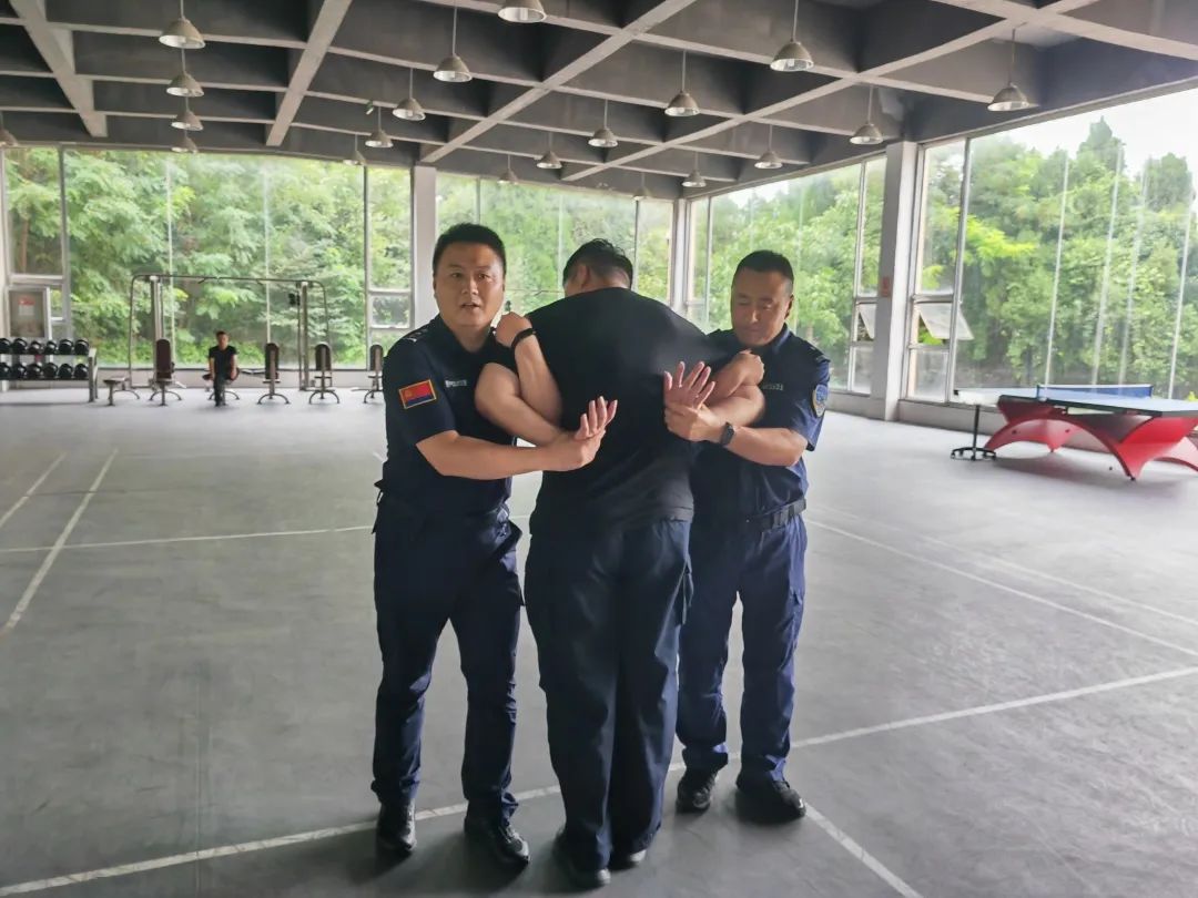 高青县法院干警张鲁豫受邀为全省法院司法警察晋升警督警衔,高级警官