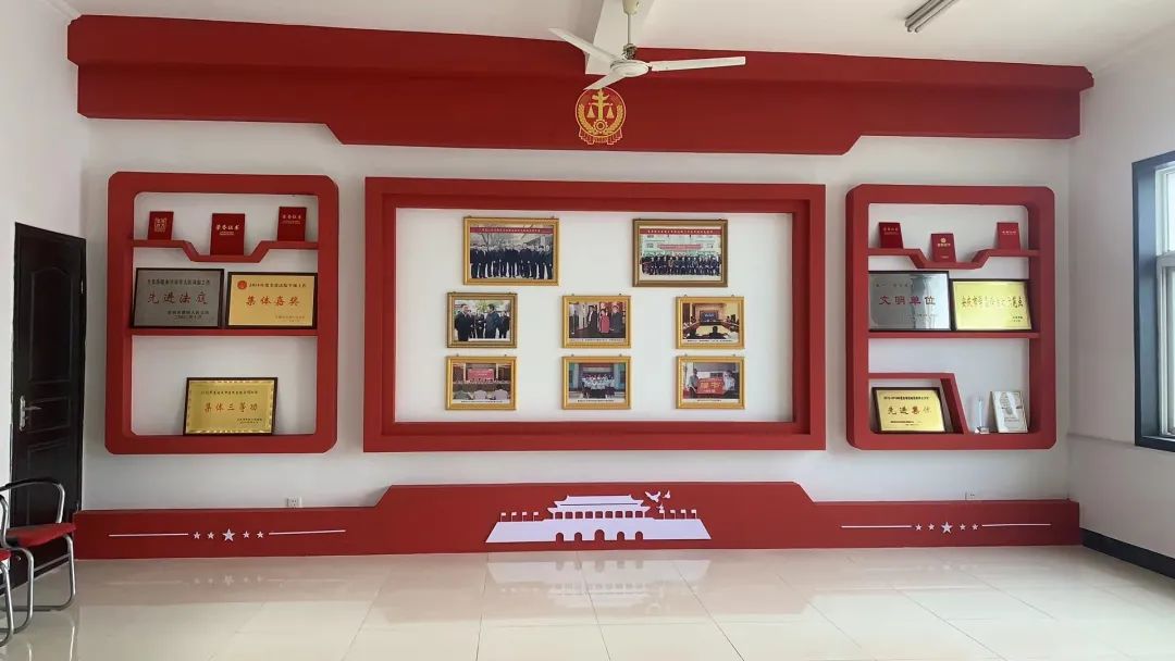 除法治文化长廊外,孔城法庭荣誉室也进行了改造升级,利用展柜将该院