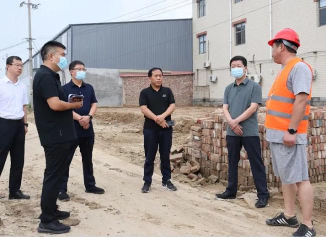 7月19日,平乡县委书记戴建亮到河古庙镇东庙,西庙和天大街督导检查