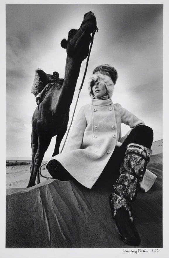 学成归乡后,他在巴黎开始了自己的纪实摄影的实践,并不断磨炼自己的