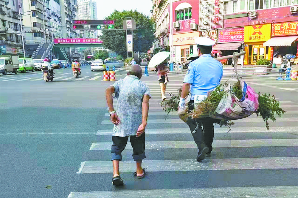 内江街头暖心一幕：挑担子的交警，“火”了！澎湃号·政务澎湃新闻 The Paper 4074