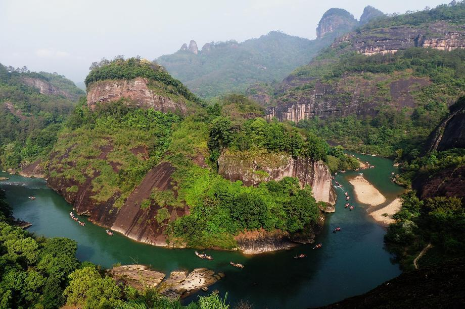 武夷山天游峰俯瞰五曲行筏 (朱燕涛/摄)