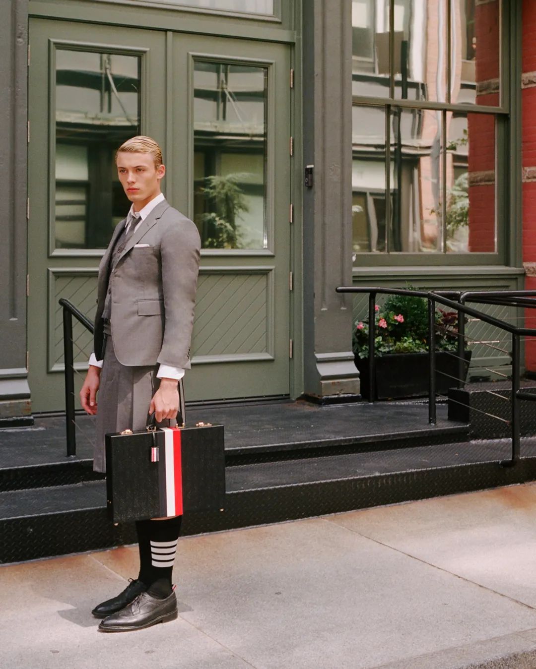 thombrowne纽约头号工作狂也是穿裙子的孤勇者