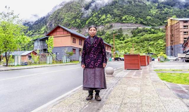 一整天,玉麦的阳光都躲在厚厚的云层里,只在清晨微微露了下头,又害羞