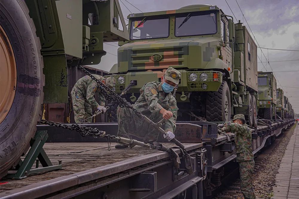 穿上21式军装出发