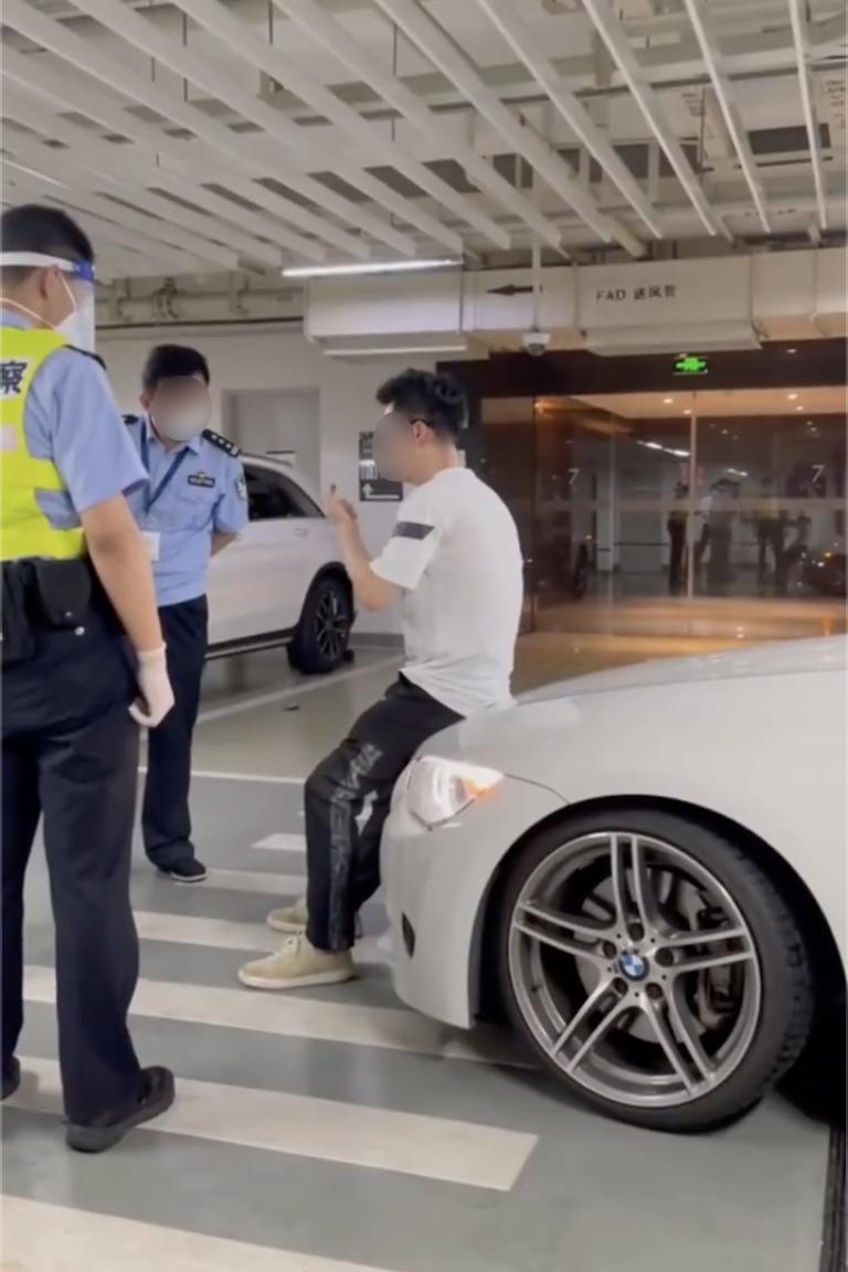 审理当中由于宝马司机属于醉驾保险公司一概不赔只能司机自己赔网友