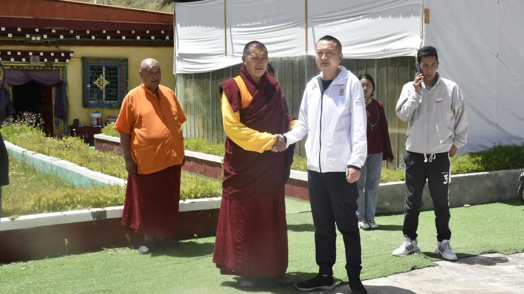 甘孜县法院院长张浩丹赴查龙镇探望慰问民族团结进家庭联谊户