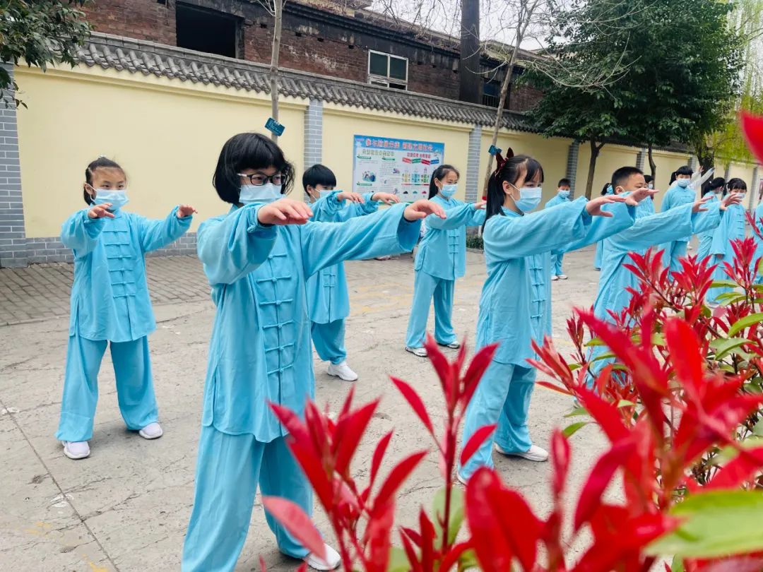 学生利用碎片时间练习太极拳