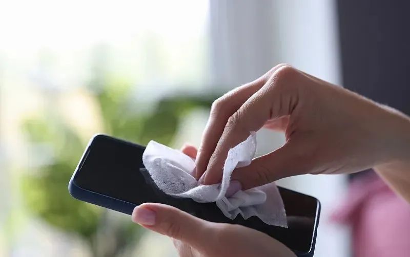 手机屏幕脏了用酒精擦正确清洁方法是