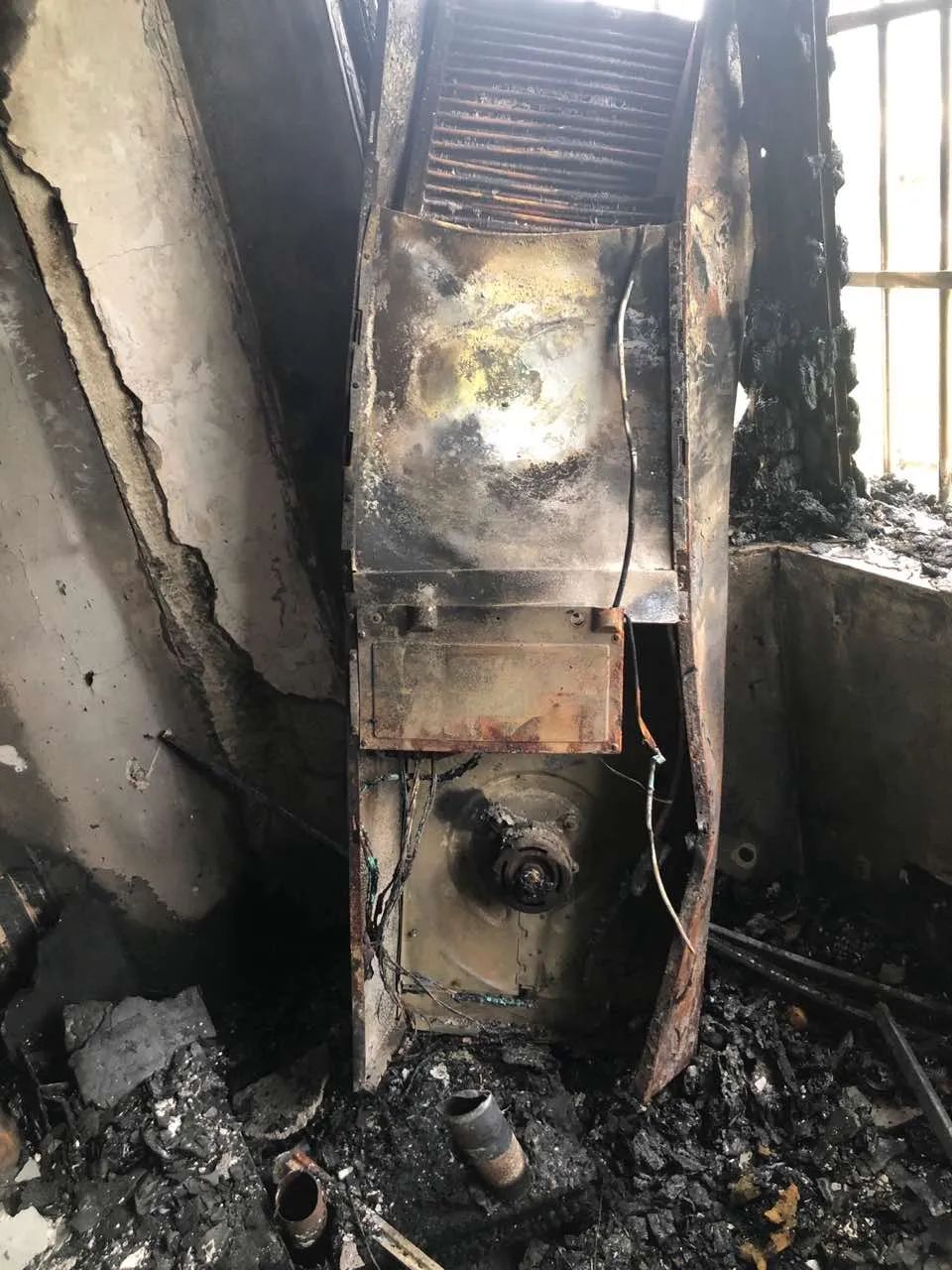 也是此次火灾中烧毁最严重的区域此空调及周边位置客厅里的立式空调这
