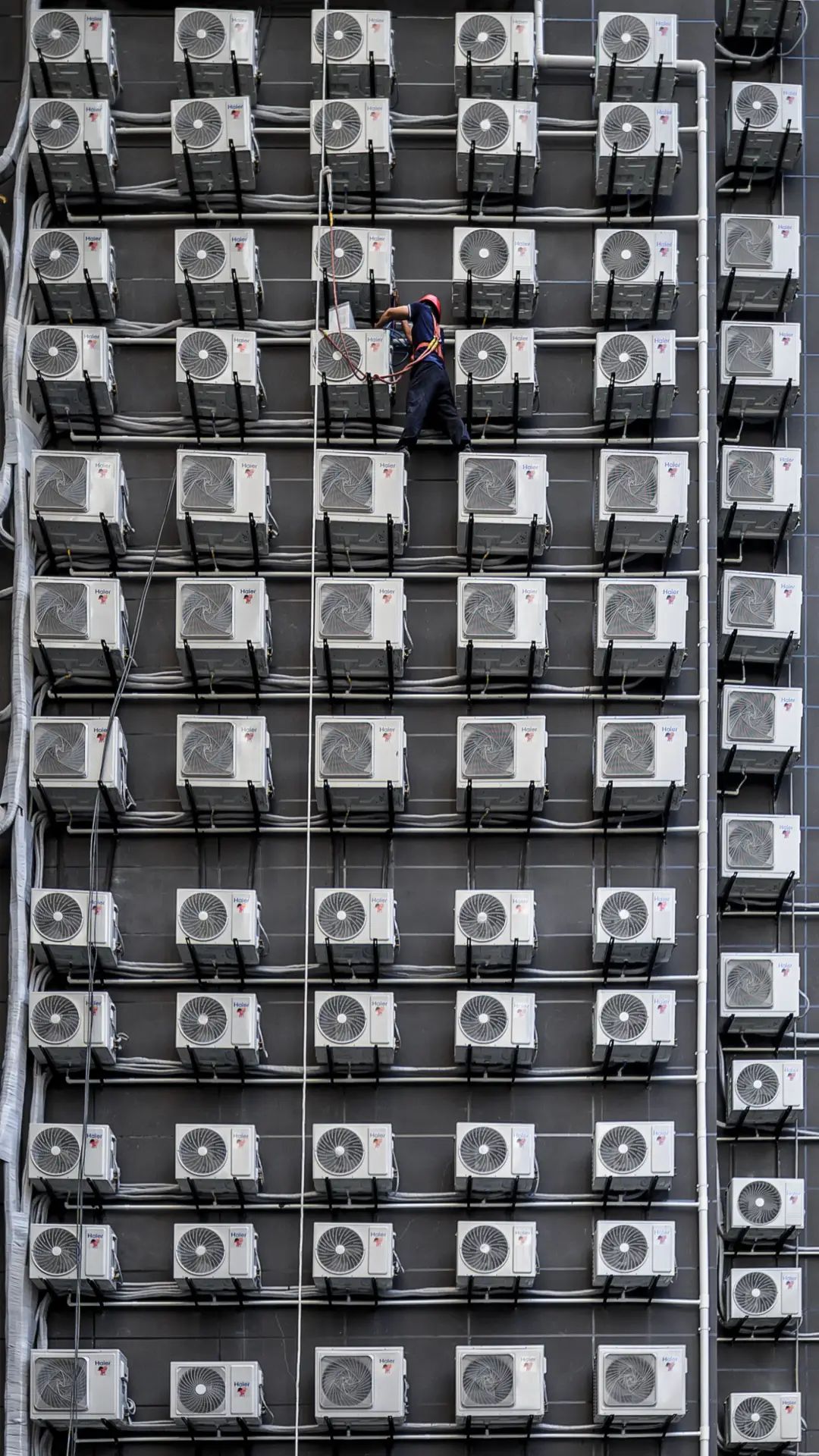 7月13日,重庆红十字医院,一名工人师傅在安装空调外机,图源@摄影师鬼