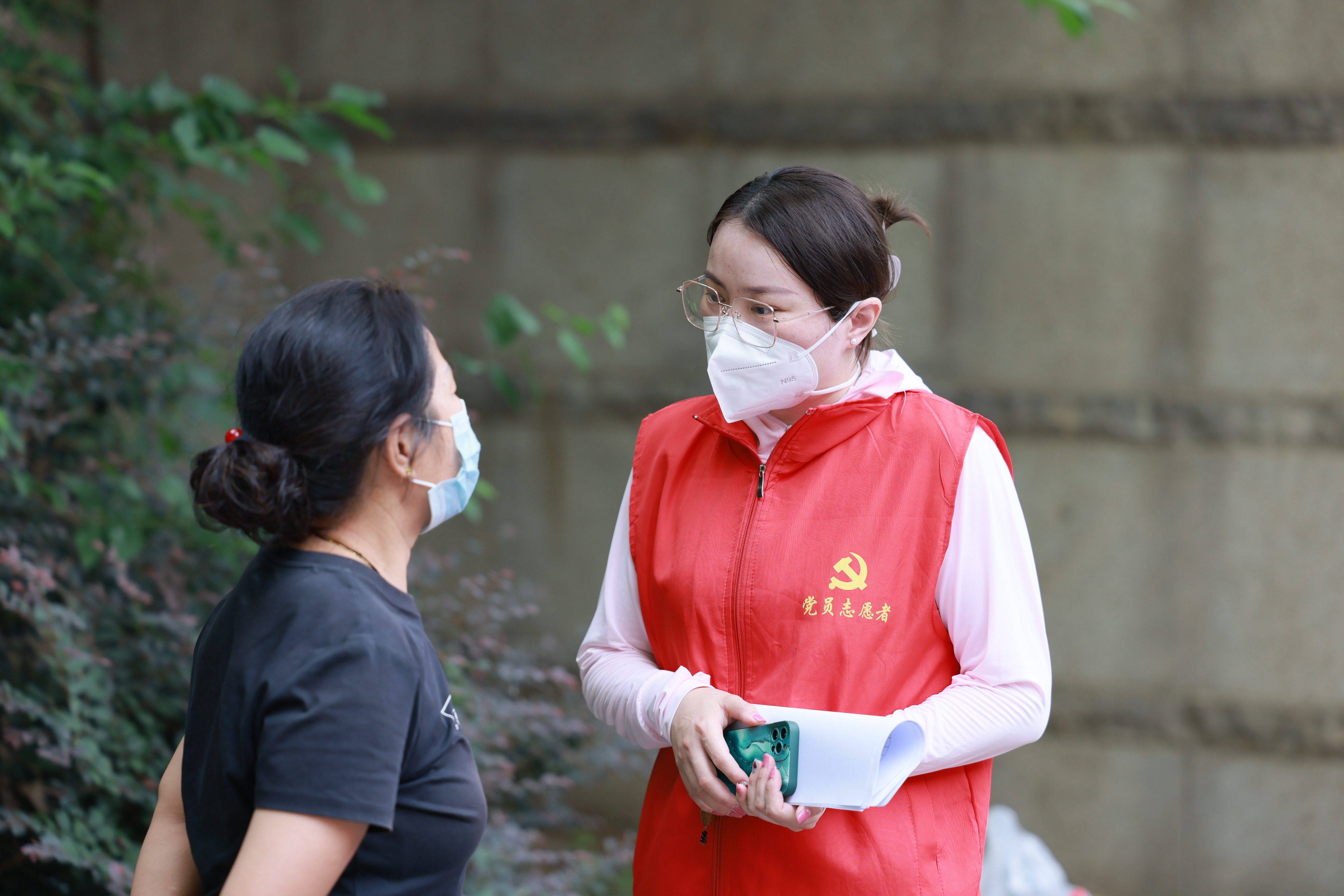 市禹会区观澜御湖小区,社区预备党员志愿者易玉婷在小区大门口值勤