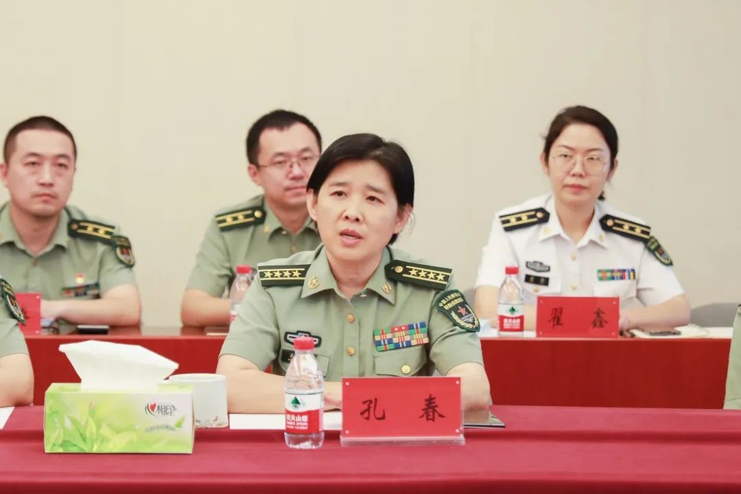 301医院政委孔春代表全体官兵对陵水慰问团一行表示热烈欢迎.