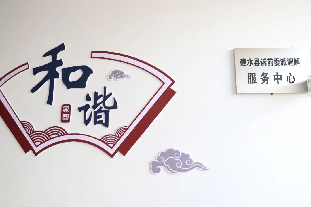 诉前委派调解中心仁和调解室法文化墙係民亭在郭锦清的讲解下,祥云