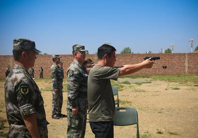 在95838部队,区委副书记(挂职)包雪松代表区委,区政府向部队官兵致以