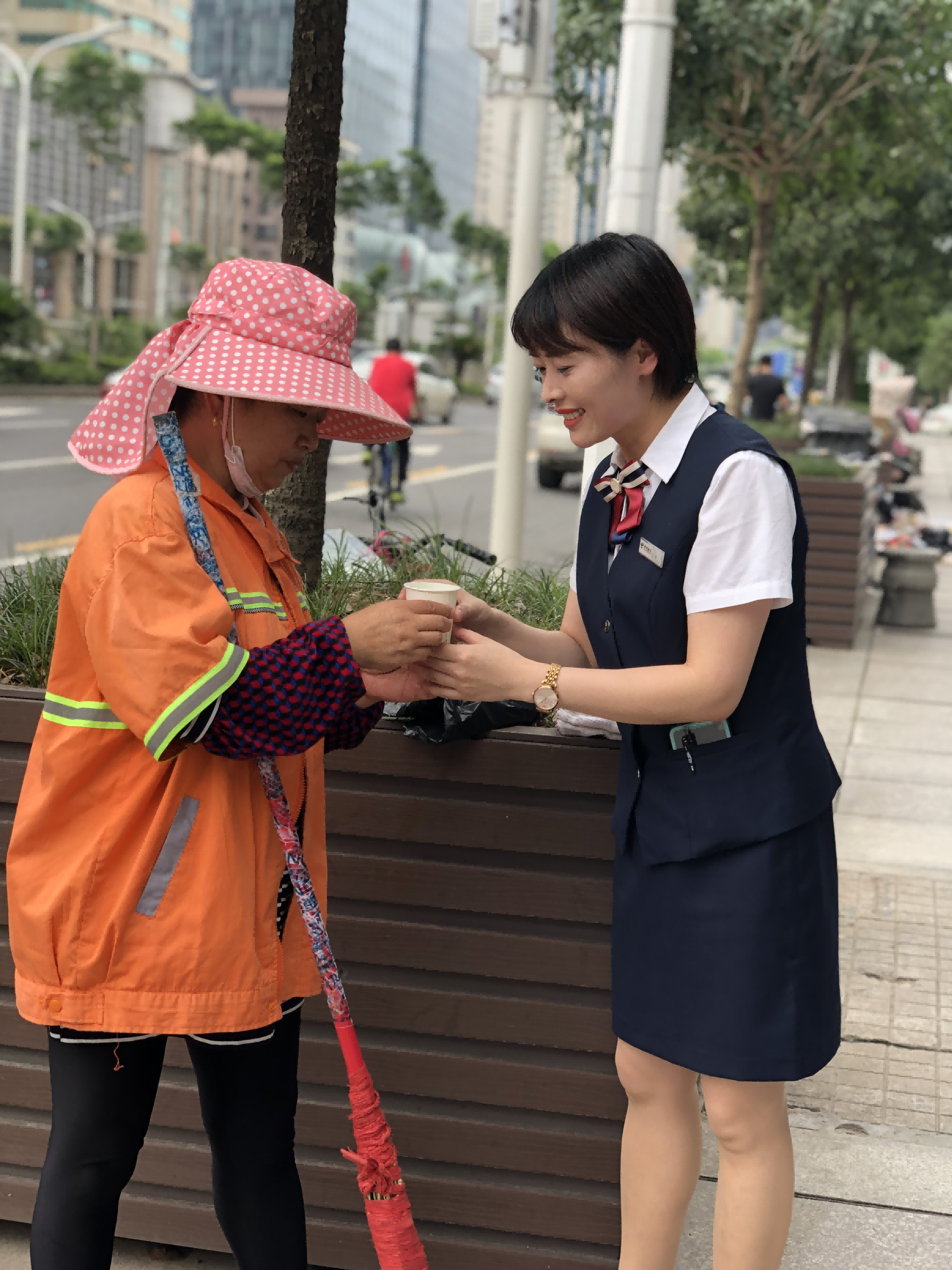 中国电信湖北武汉公司爱心翼站致敬高温下的劳动者