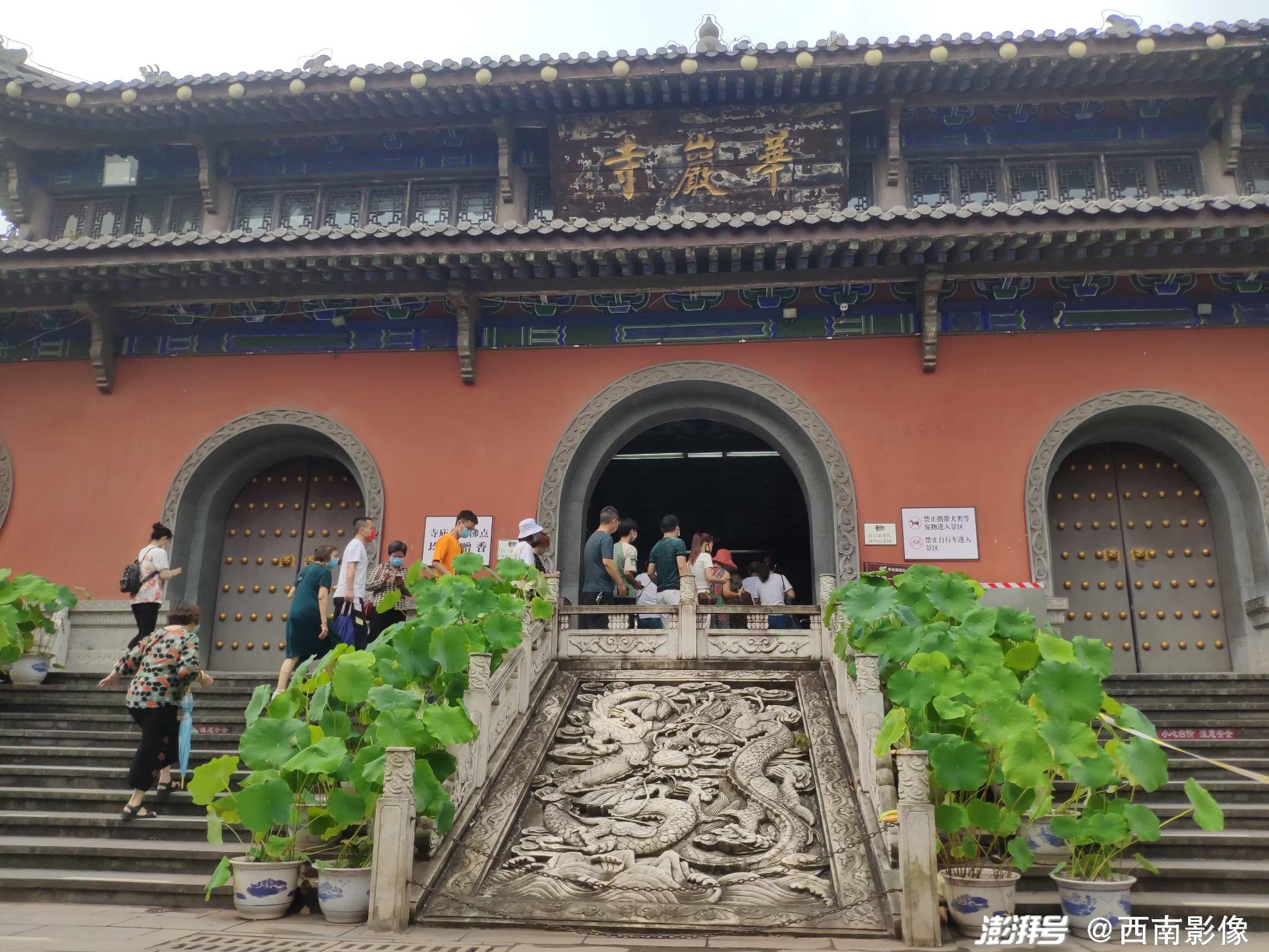 华岩寺位于重庆市九龙坡区华岩乡大老山，因寺南侧有一华岩洞而得名