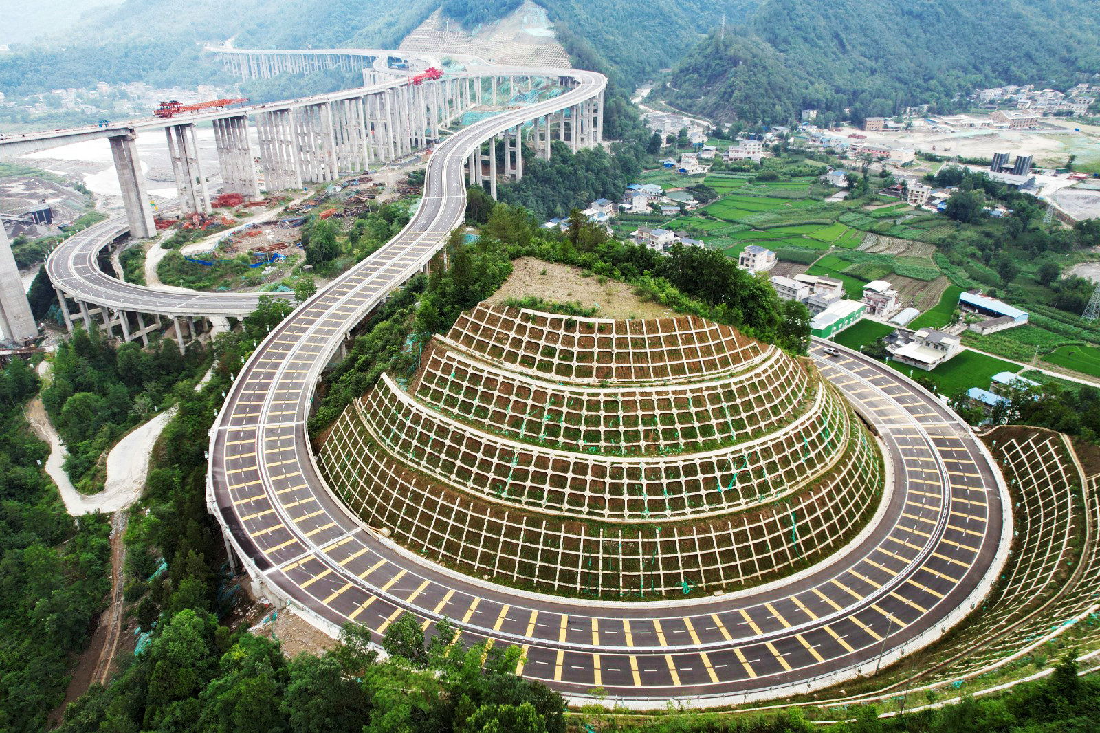 九绵高速平武互通气势恢宏(王勇 摄)