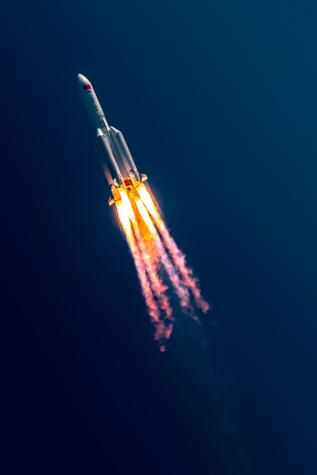 火箭在天上飞的图片图片