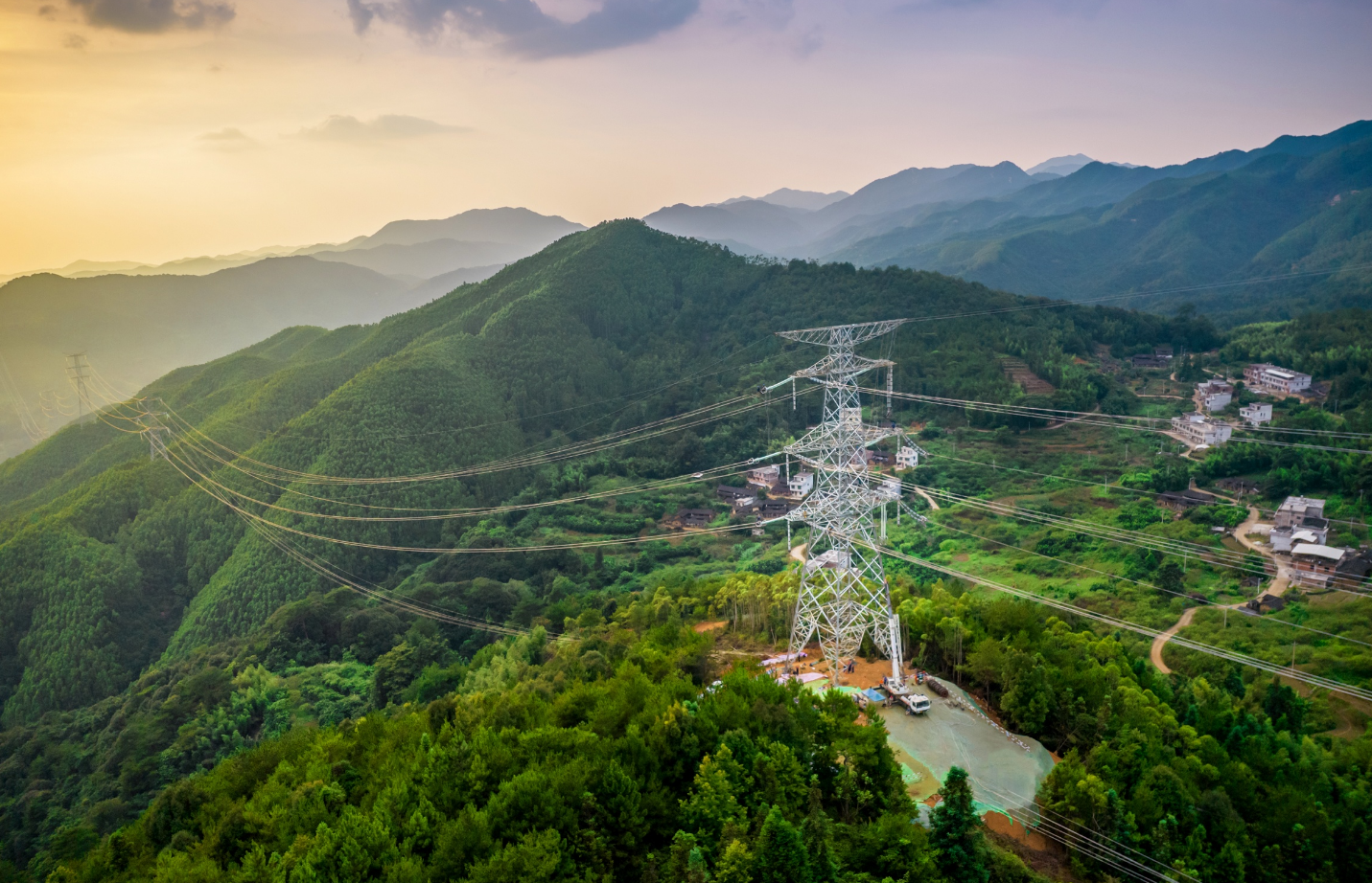 位于福建省漳州市平和县的闽粤联网线路工程#150塔.高晓纬 摄