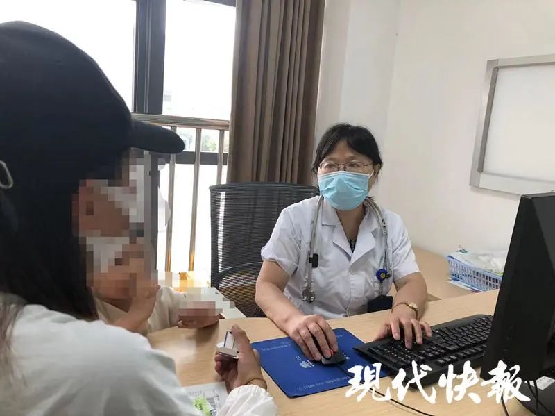 △盐城儿童医院专家坐诊 通讯员供图7 月 20 日早上 7 点多，盐城市儿童医院