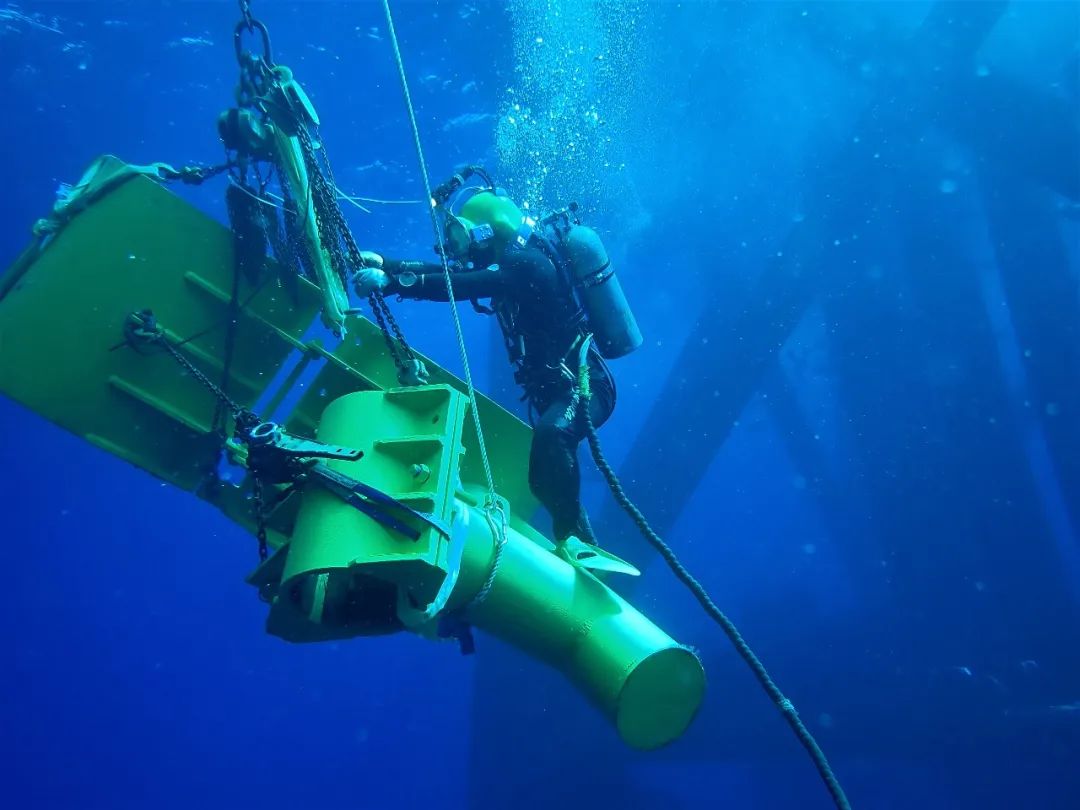 水下抢修时加装井槽作业,增加立管,当海底的管道需要维修师傅上门分