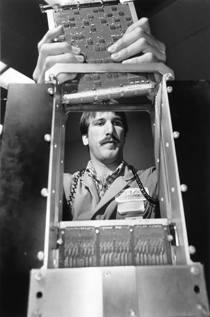 李·弗里德兰德(lee friedlander)是美国最伟大的摄影师之一,在过去50