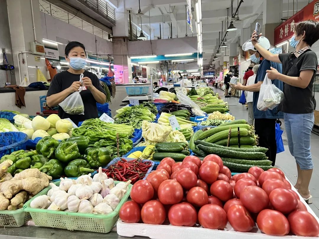 菜市场平价摊位……诱人可爱瓜上带着黄花油皮丝瓜新鲜圆润菜叶上带着